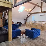 Modern, Spacious Riverfront With Pool - For 4-6 People Prázdninový dům