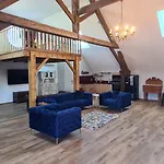 Prázdninový dům Modern, Spacious Riverfront With Pool - For 4-6 People