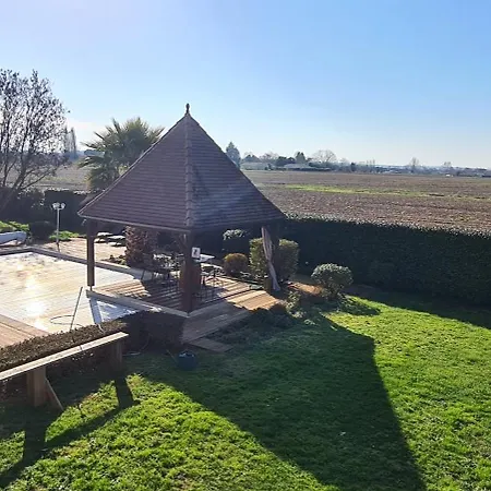 Casa de Férias Modern, Spacious Riverfront With Pool - For 4-6 People