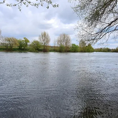 Casa de Férias Modern, Spacious Riverfront With Pool - For 4-6 People