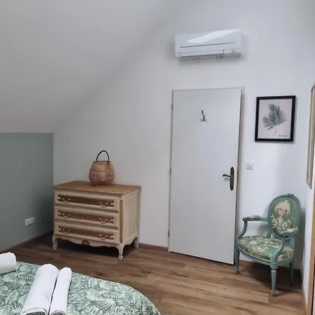 Casa de Férias Modern, Spacious Riverfront With Pool - For 4-6 People