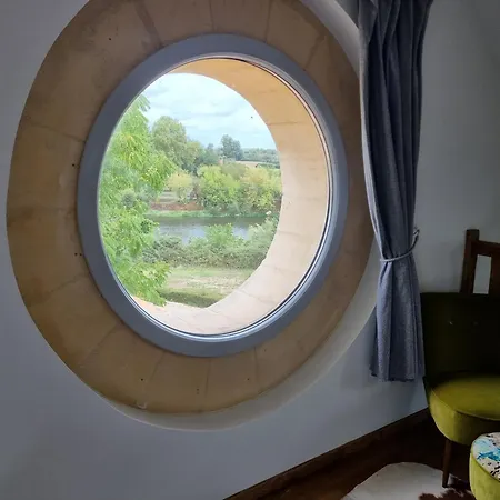 Modern, Spacious Riverfront With Pool - For 4-6 People Casa de Férias *