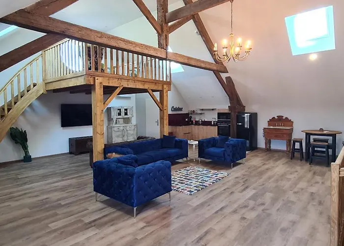 Prázdninový dům Modern, Spacious Riverfront With Pool - For 4-6 People