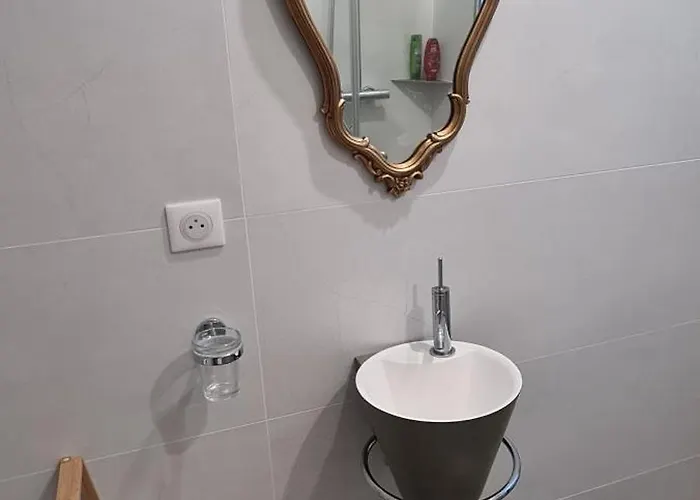 Modern, Spacious Riverfront With Pool - For 4-6 People Prázdninový dům