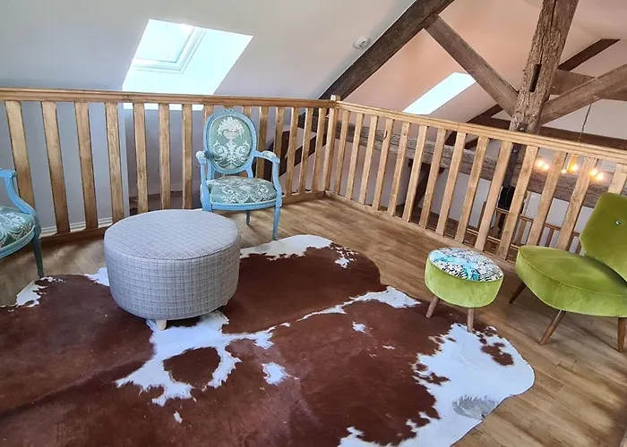 Prázdninový dům Modern, Spacious Riverfront With Pool - For 4-6 People *