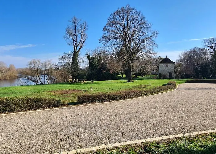 Prázdninový dům Modern, Spacious Riverfront With Pool - For 4-6 People *