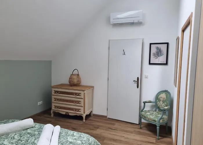 Prázdninový dům Modern, Spacious Riverfront With Pool - For 4-6 People