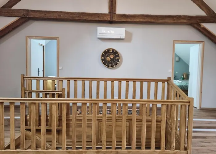 Modern, Spacious Riverfront With Pool - For 4-6 People *