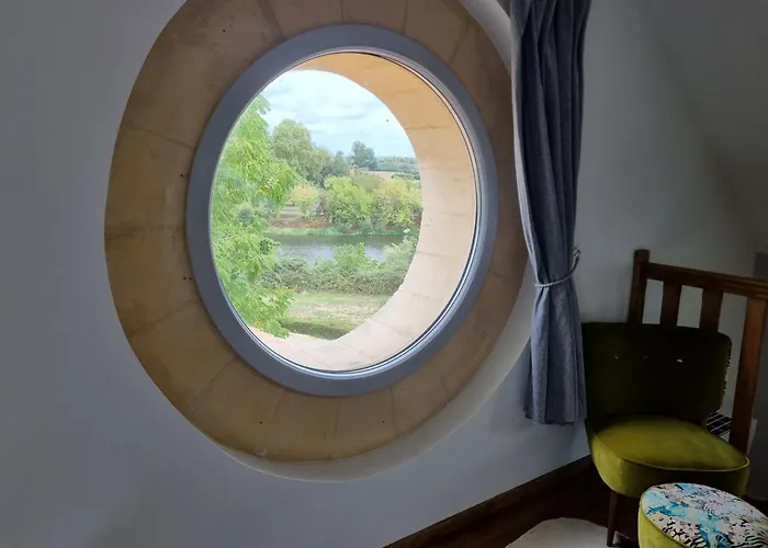 Modern, Spacious Riverfront With Pool - For 4-6 People Prázdninový dům *